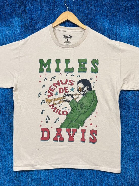 Miles Davis Venus de Milo Jazz Trumpet Icon Oversized Tee M - Picture 1 of 4